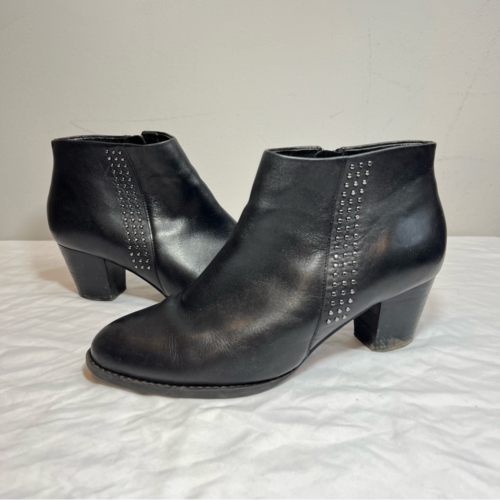 Vionic Georgia black leather studded ankle boots with arch support size 7.5